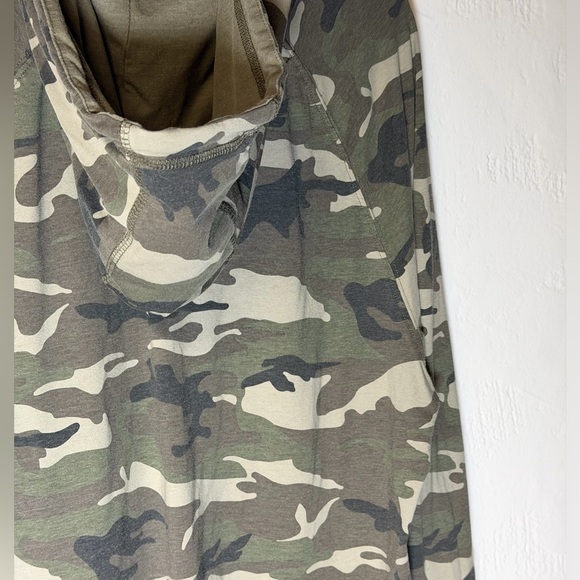 Camouflage Hoodie - Tee with front pocket - Picture 8 of 16